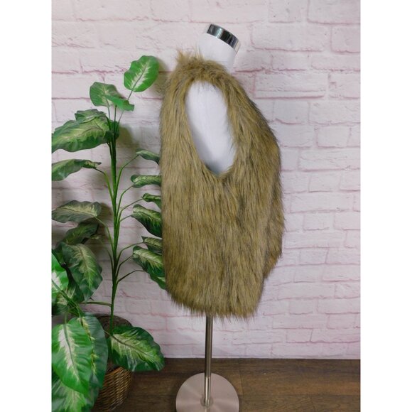 Faux Fur Vest Medium - Boho Chic with Hook & Eye Closure, Warm Layering - Picture 5 of 11